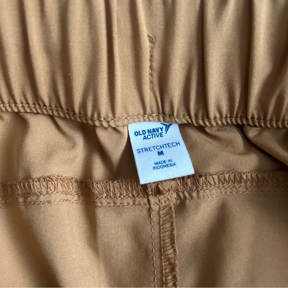 Old navy women’s high waisted stretch tech utility crop pants size medium sand - Picture 3 of 4